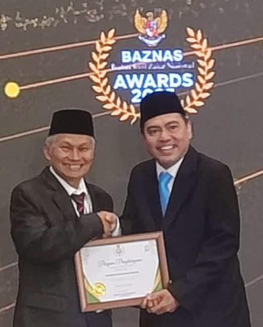 Wako Hendri Arnis saat menerima penghargaan BAZNAS Award 2025.